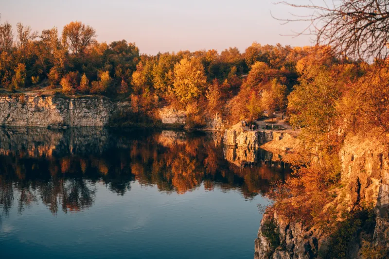 Discover the charm of Paris in autumn with a personalized photoshoot. Capture vibrant fall colors and iconic spots, creating timeless memories of your trip.